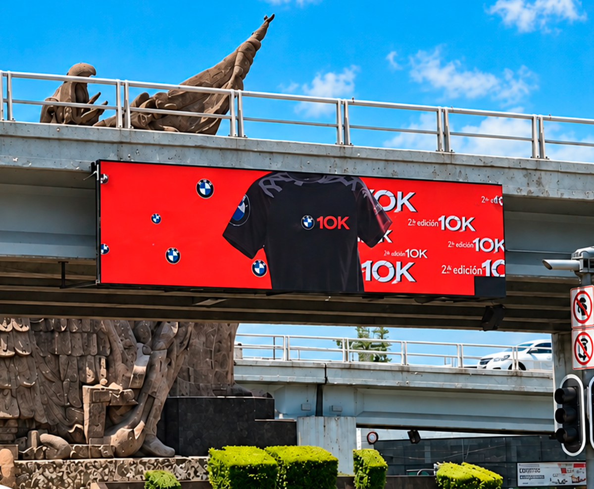Pantalla tipo estadio sobre el puente de la Glorieta Sánchez Magallanes